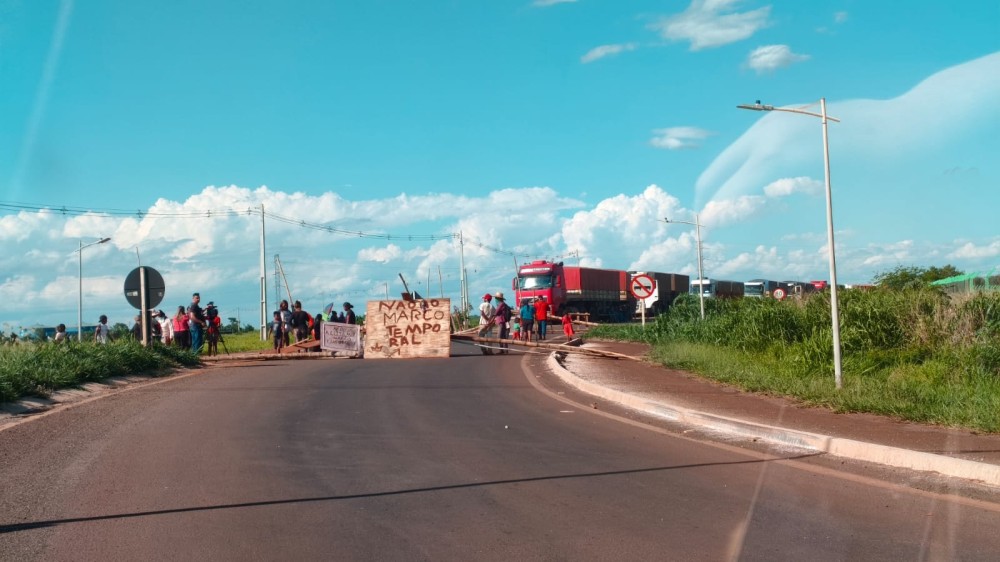 Indígenas bloqueiam anel viário em Dourados em protesto contra Marco Temporal