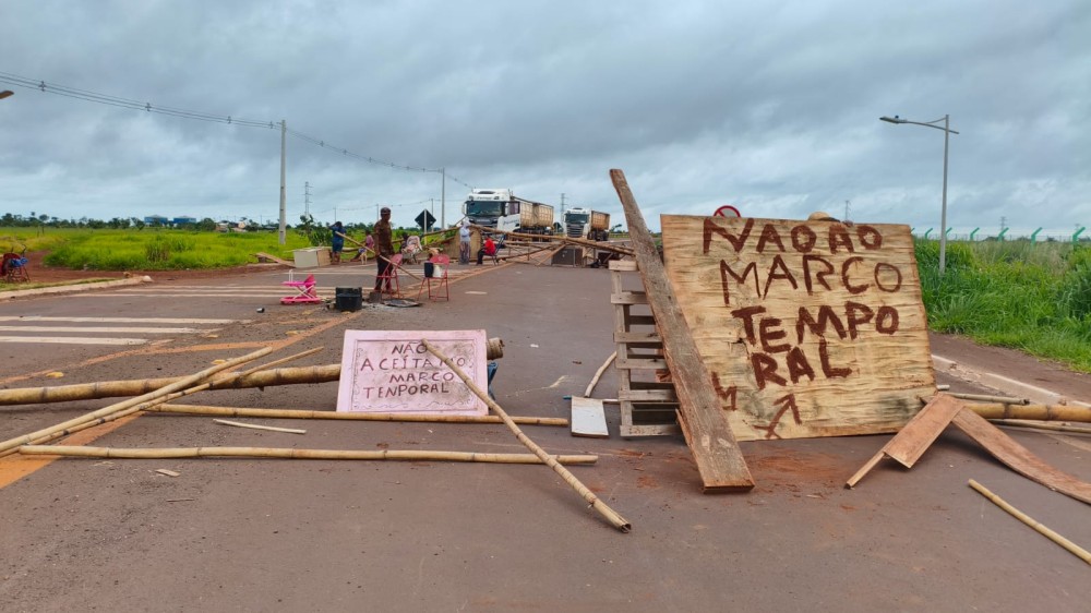 Indígenas mantêm bloqueio no anel viário em protesto contra o marco temporal