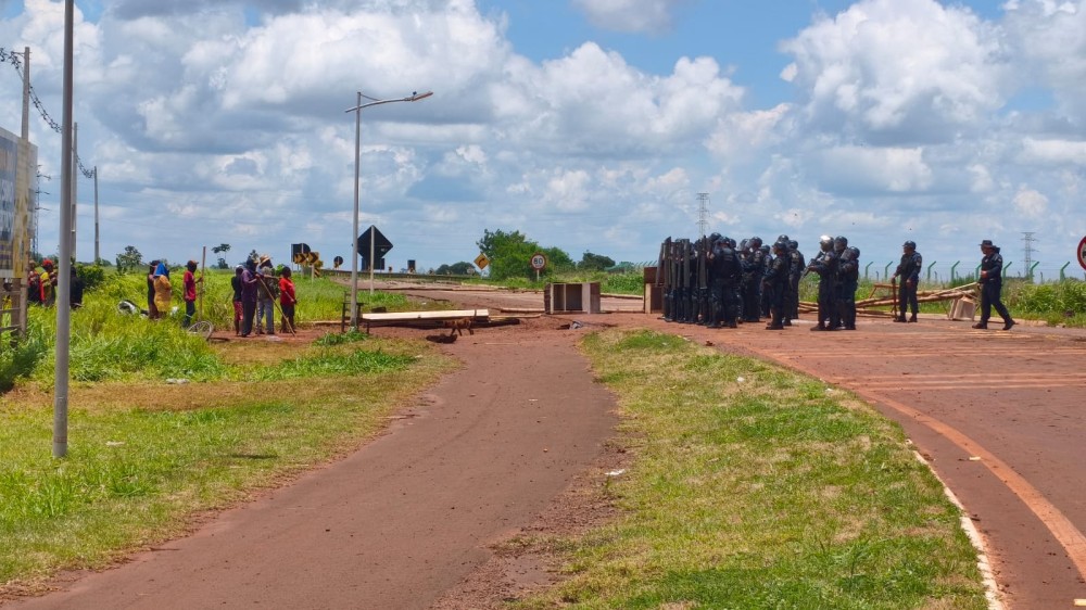 Polícia retira madeiras e móveis do anel viário, mas indígenas continuam com o protesto