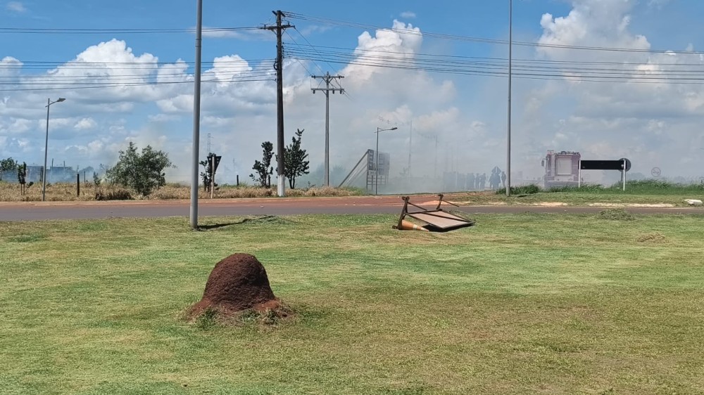 ASSISTA: Indígenas voltam à rodovia, ameçam incendiar veículos e polícia reage