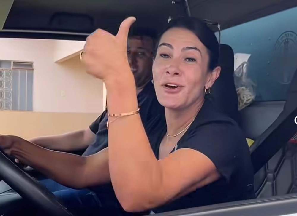 Mãe de Ana Castela dirige caminhão e faz entrega de cestas básicas a carentes