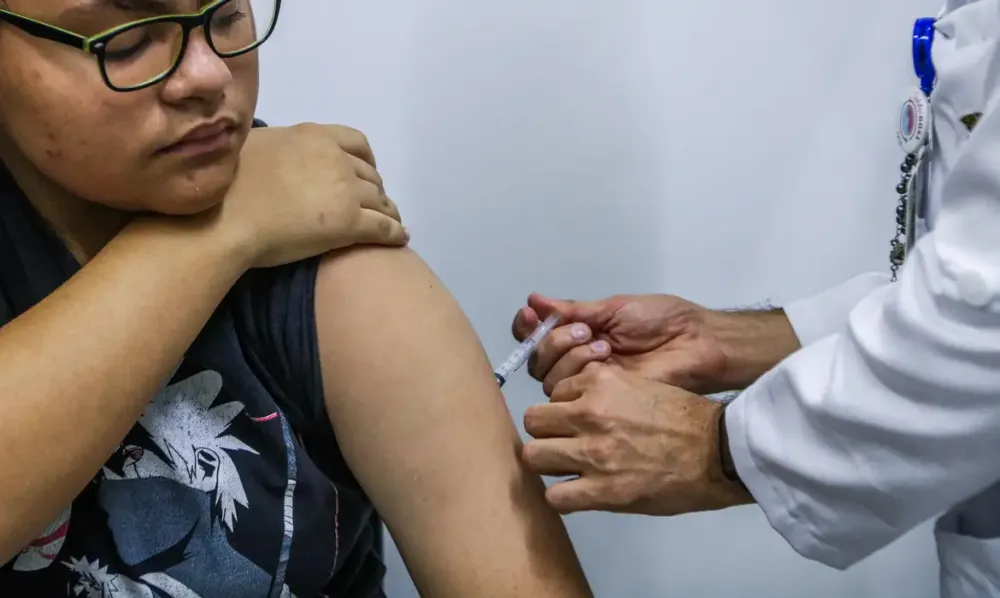 Jovens de 15 a 19 anos podem se vacinar contra HPV até junho de 2026