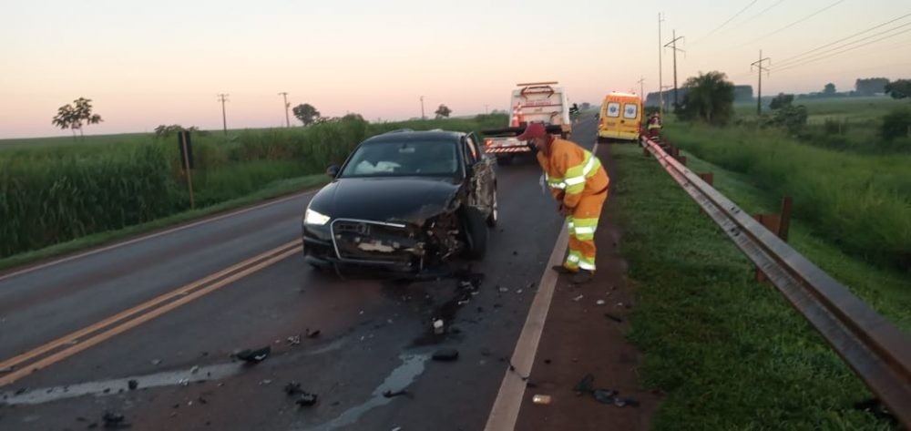 Colisão entre carreta e carro deixa 2 feridos na BR-163