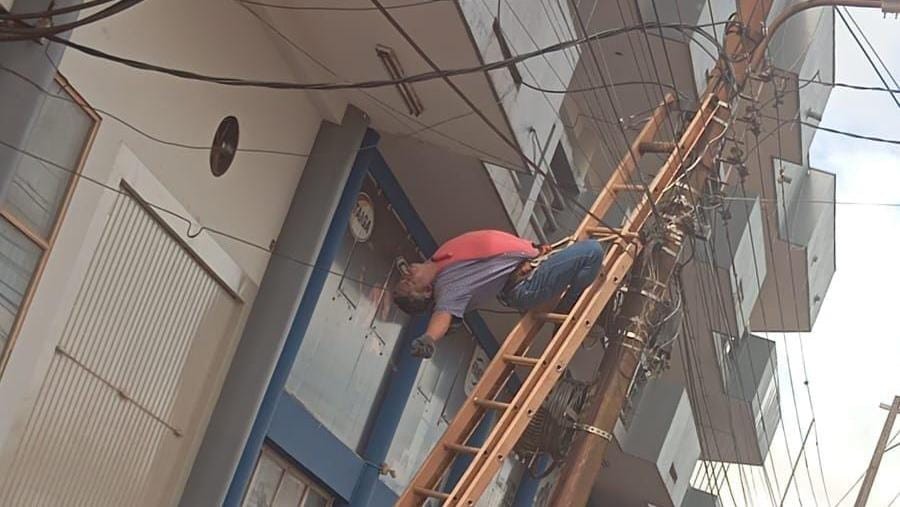 Eletricista sofre descarga elétrica e é salvo por funcionário de funerária em Pedro Juan Caballero