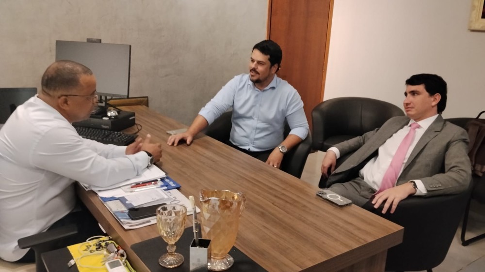 Jelson Bernabé recebe presidente da União das Câmaras e destaca força do Legislativo municipal