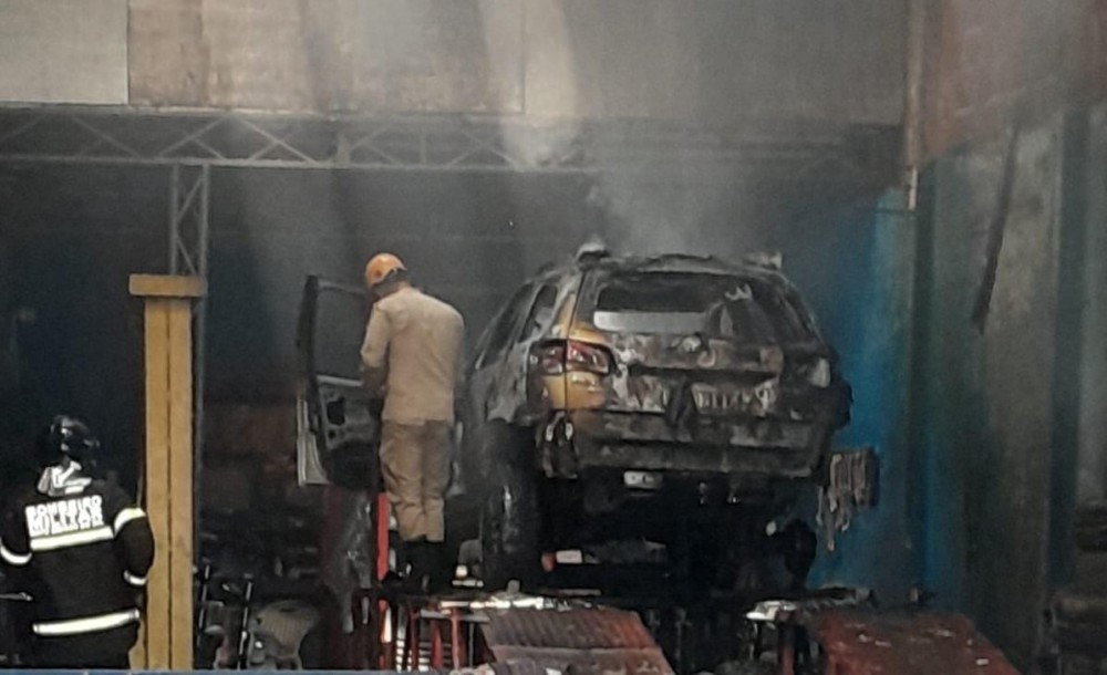 Incêndio em comércio na Linha Internacional em Ponta Porã destrói veículo