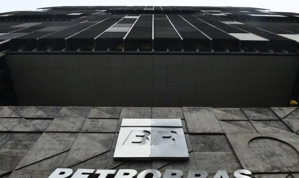 Petrobras reduz preço da gasolina em 5,2% a partir desta terça-feira