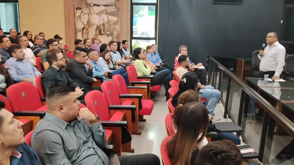 Jelson Bernabé pede unidade e qualidade nos serviços em reunião com servidores da Câmara