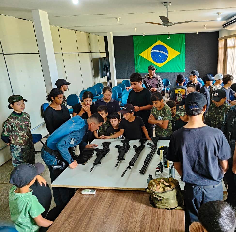 Agentes Mirins Binacionais visitam batalhão e vivenciam a rotina da Polícia Militar