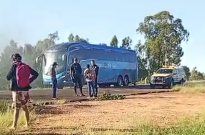 Manifestantes bloqueiam trecho da MS-164 em Ponta Porã por melhorias em estradas rurais