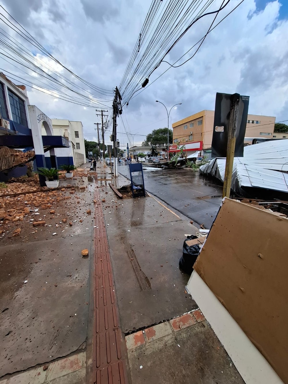 Tarde de caos: tempestade provoca estragos e assusta moradores em Ponta Porã