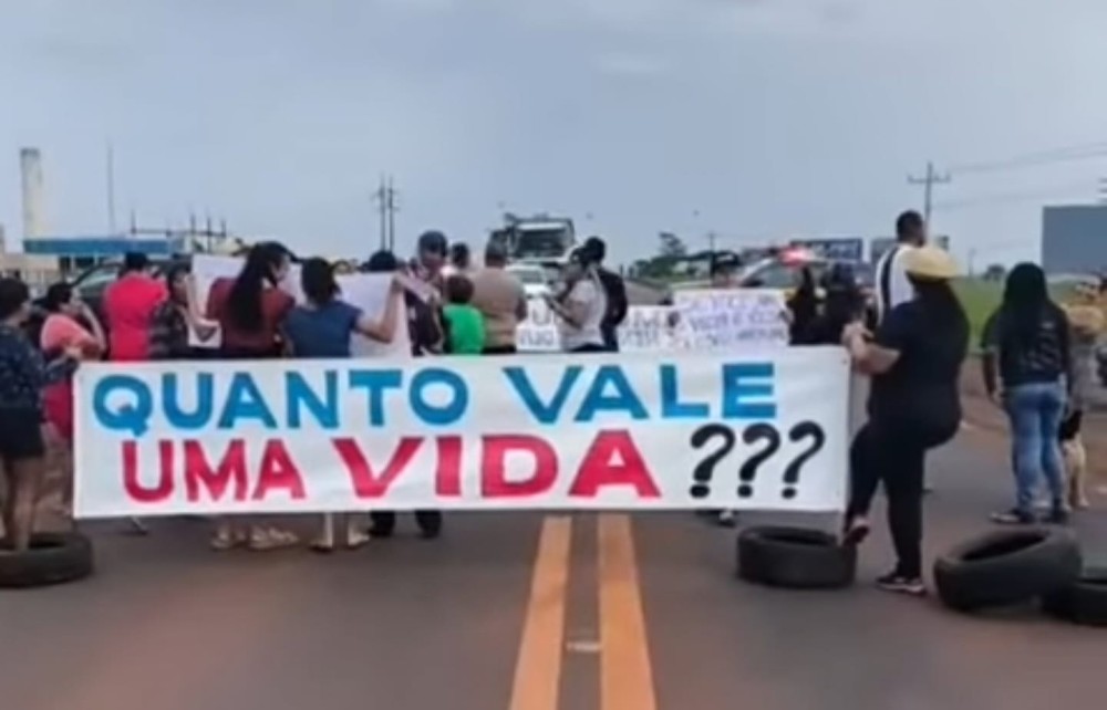 Moradores de Dourados bloqueiam BR-163 na saída Caarapó e exigem segurança após mortes