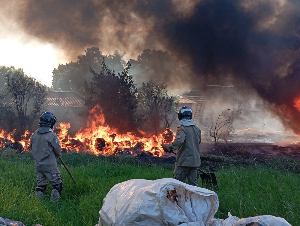 Suspeita de faíscas de serralheria provoca incêndio em terreno em Dourados