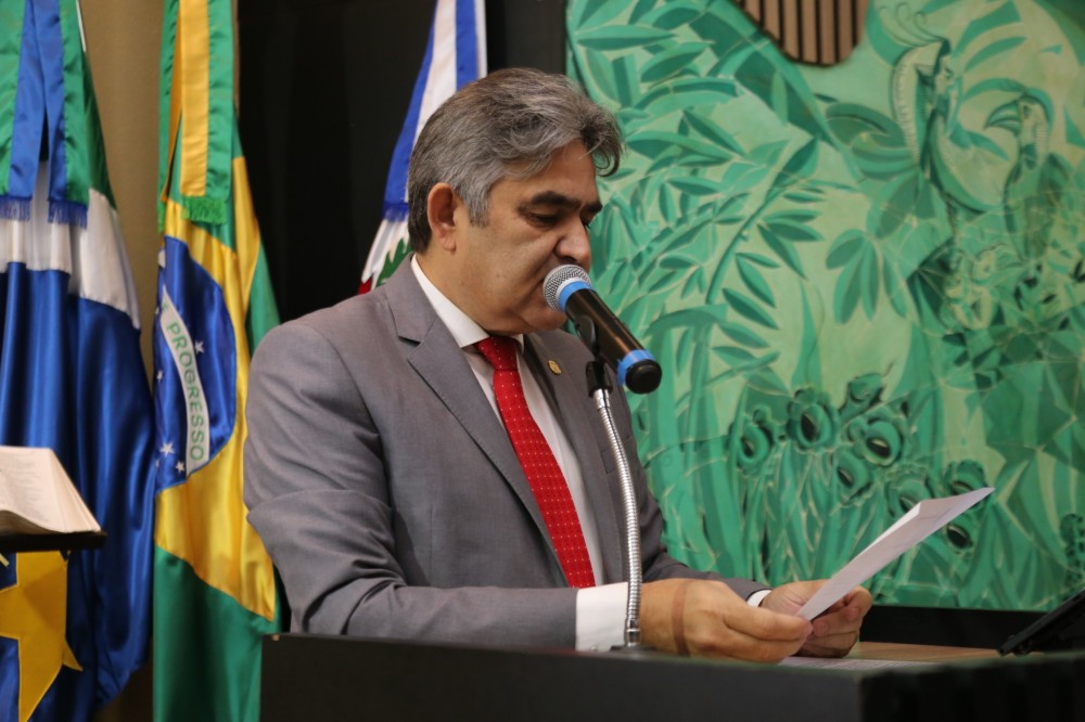 Marcelino Nunes solicita organização de estacionamento e reforço na iluminação pública