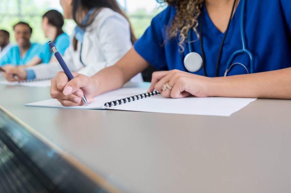 MEC pune mais de 50 cursos de Medicina por baixo desempenho no Enamed 2025