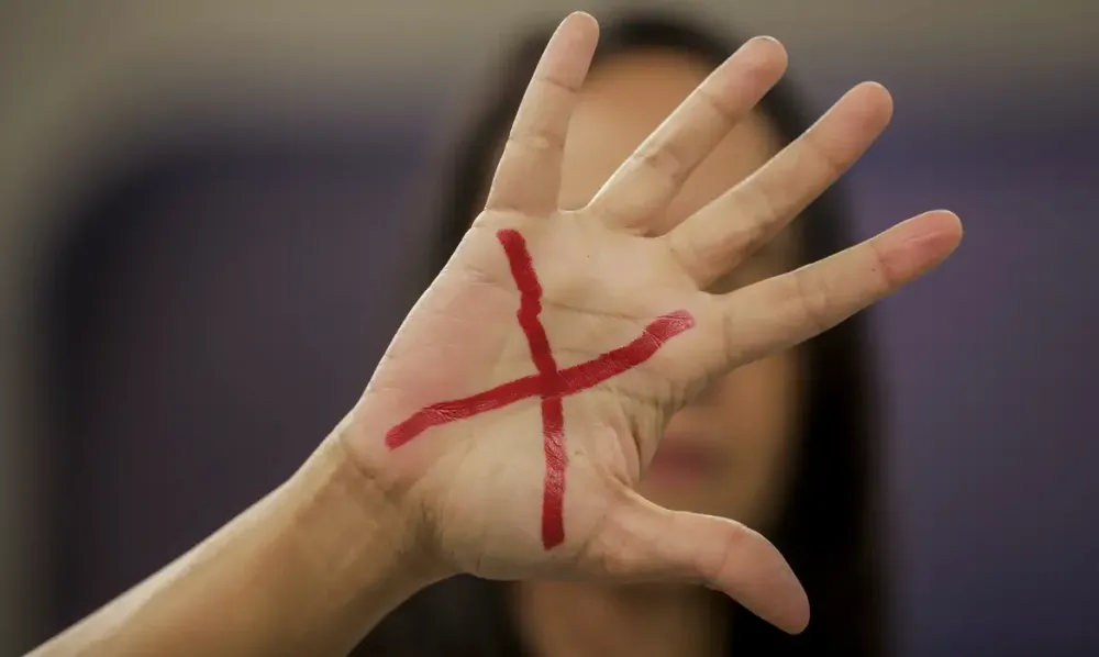Nova legislação prevê tornozeleira eletrônica para agressores e tipifica violência vicária