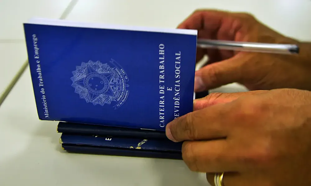 Pesquisa revela que brasileiro prefere emprego com carteira assinada