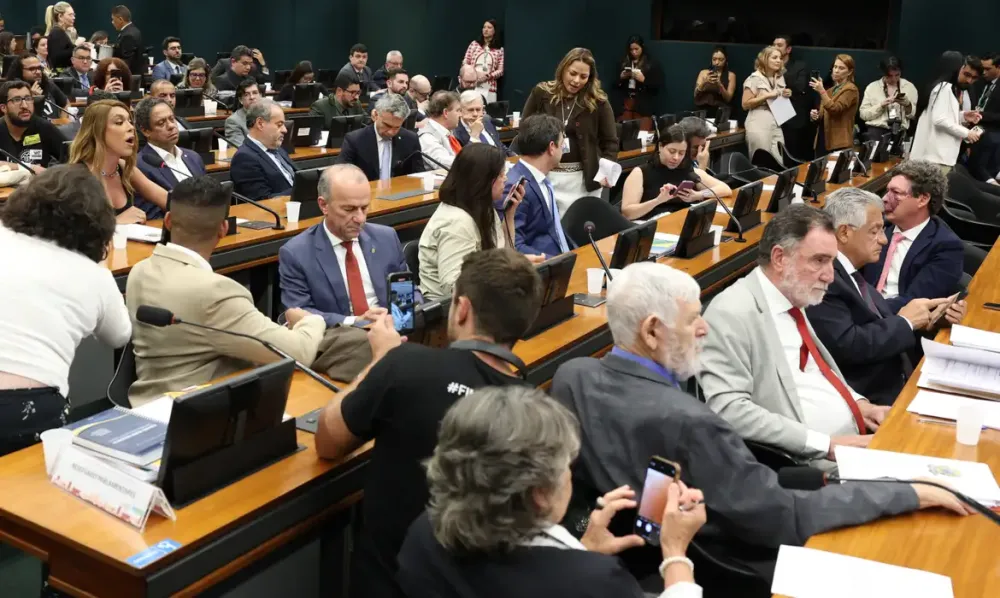 Pedido de vista adia votação da PEC do fim da 6x1 na CCJ da Câmara