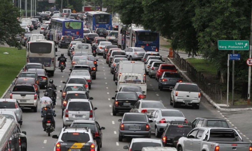 Gasolina e alimentos pressionam, e prévia da inflação sobe para 0,89%