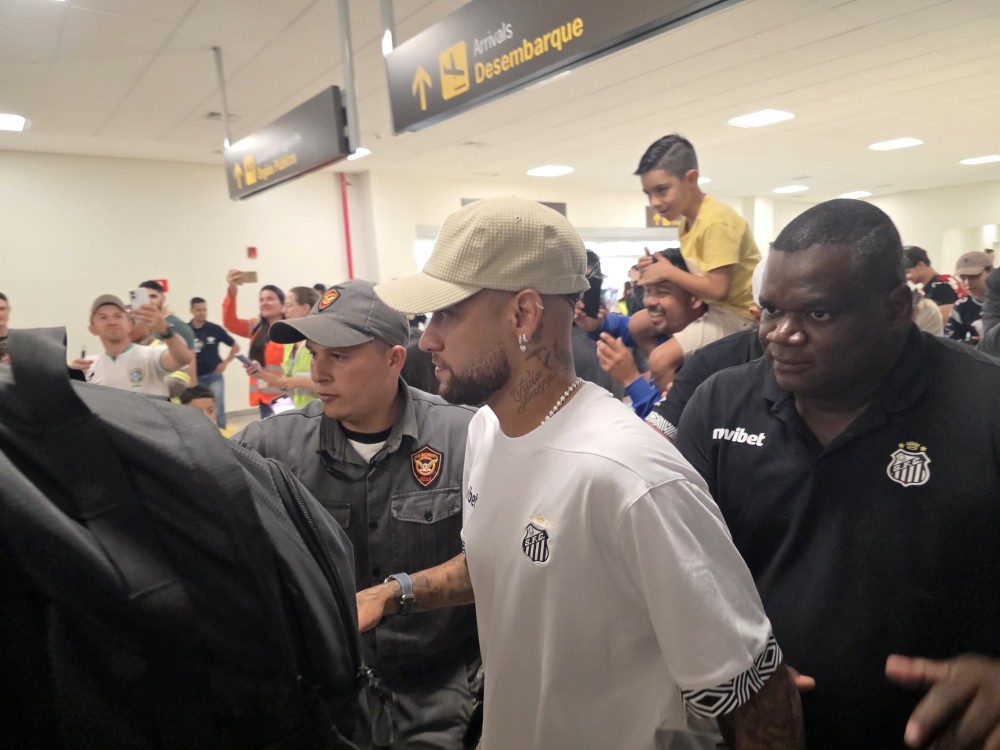 Neymar é aclamado pela torcida na fronteira