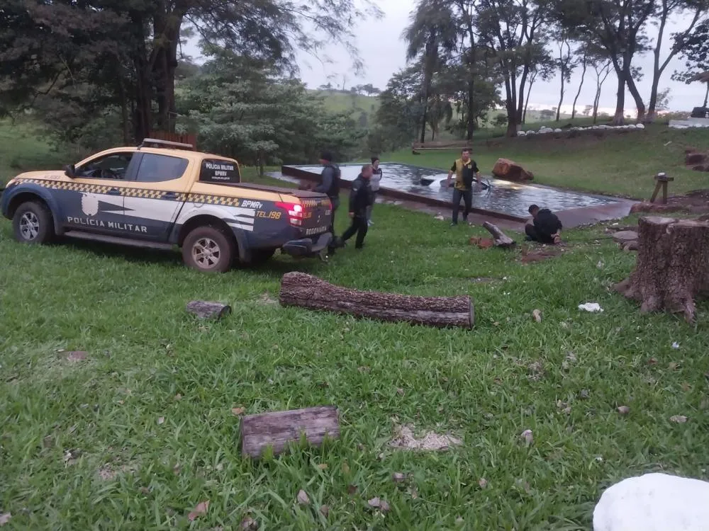 Perseguição policial termina com mulher morta e carro dentro de piscina na fronteira 
