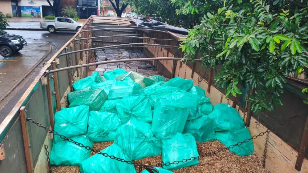 Dentro da carreta foram apreendidos 4.480 quilos de maconha; Foto: Divulgação/PRF