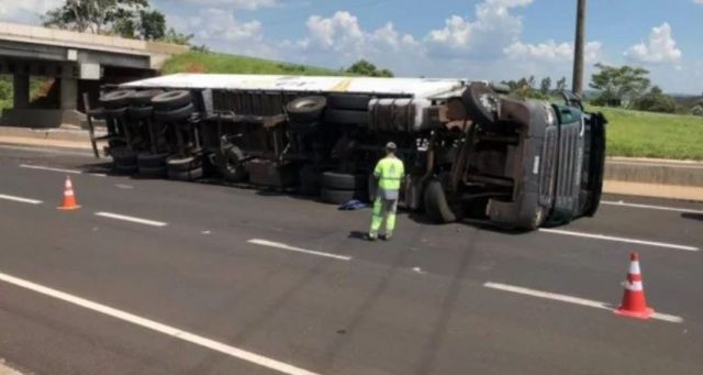 Carreta com frango congelado que seguia para MS tomba na Raposo Tavares