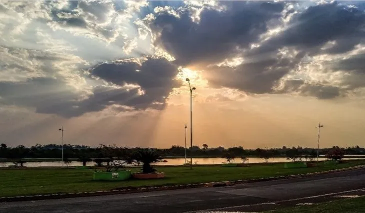 Sol aparece entre nuvens nesta quarta-feira em Ponta Porã