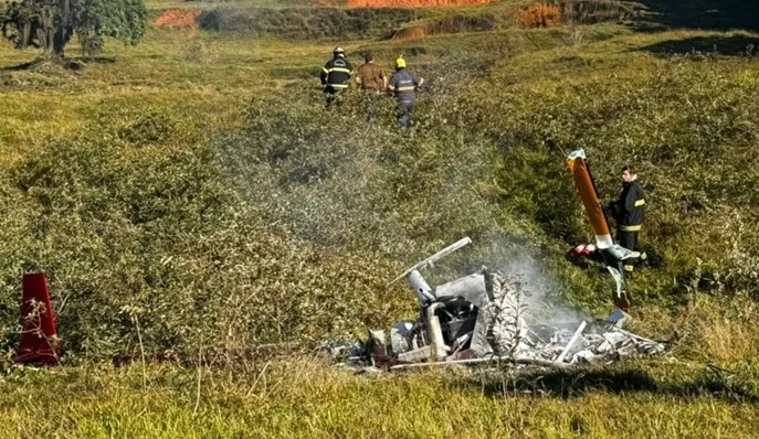 Helicóptero cai, pega fogo e mata piloto em Santa Catarina