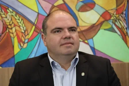 Waldecir Fernandes solicita recapeamento próximo a unidade de saúde no Parque dos Ipês