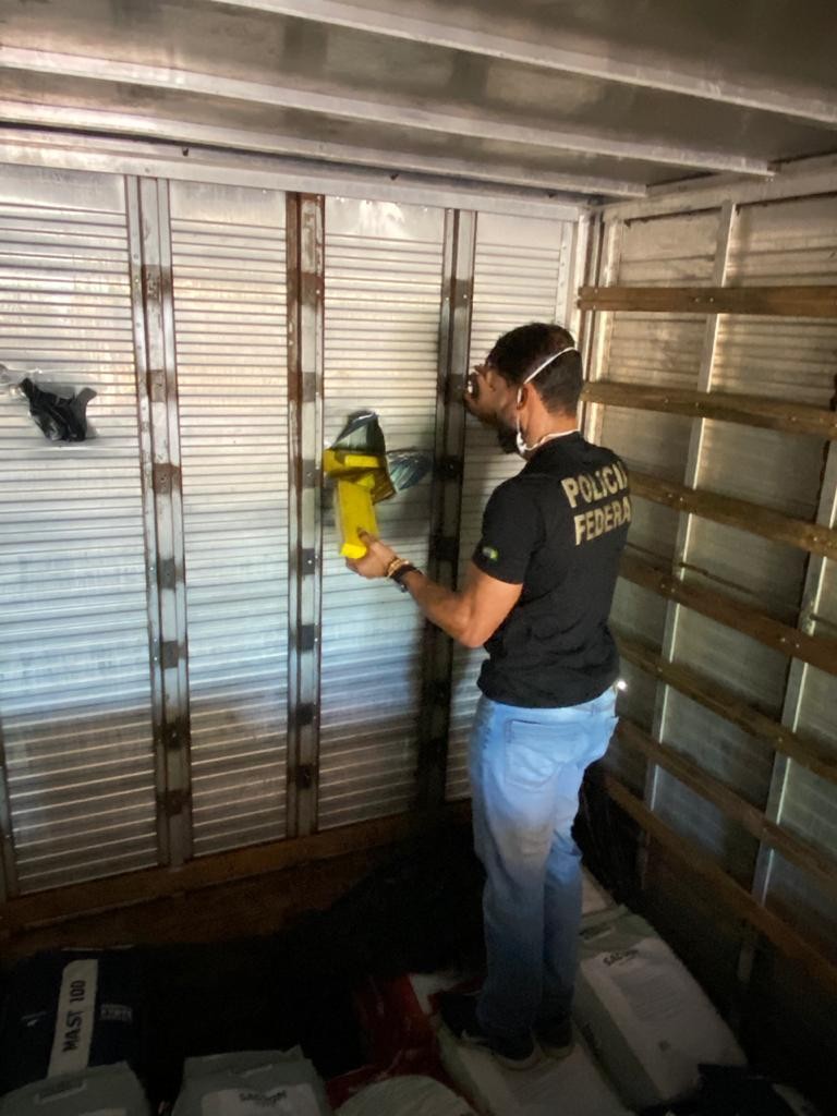 PF apreende caminhão com fundo falso contendo 600 quilos de maconha na capital