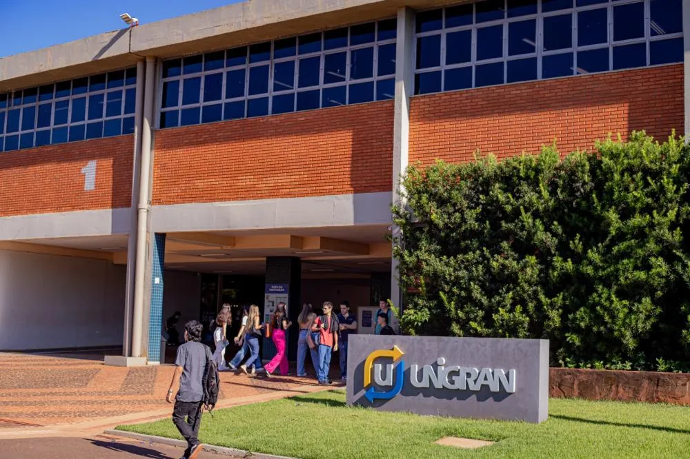 Diploma universitário amplia renda, reduz desemprego e fortalece inserção profissional, apontam estudos