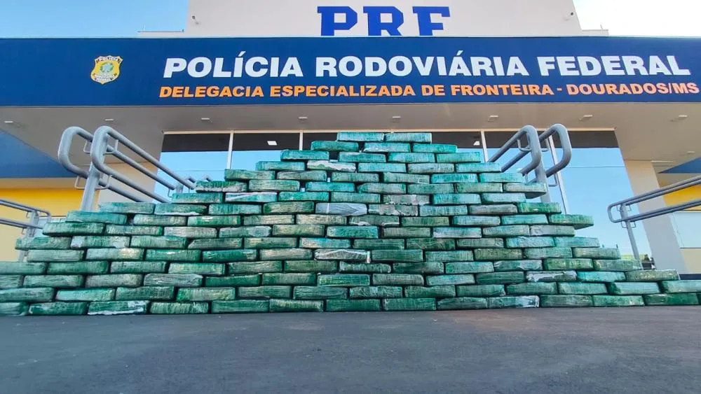 Polícia encontra cocaína escondida em fundo falso de carreta e prende motorista