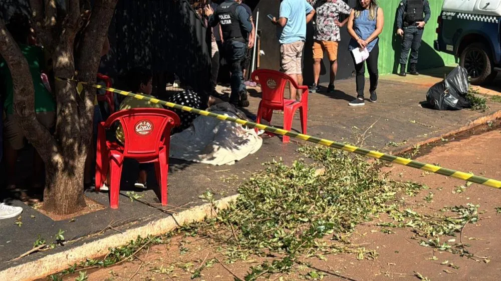 Corpo coberto por um pano em frente à residência, onde aconteceu o assassinato; Foto: Maracaju Speed