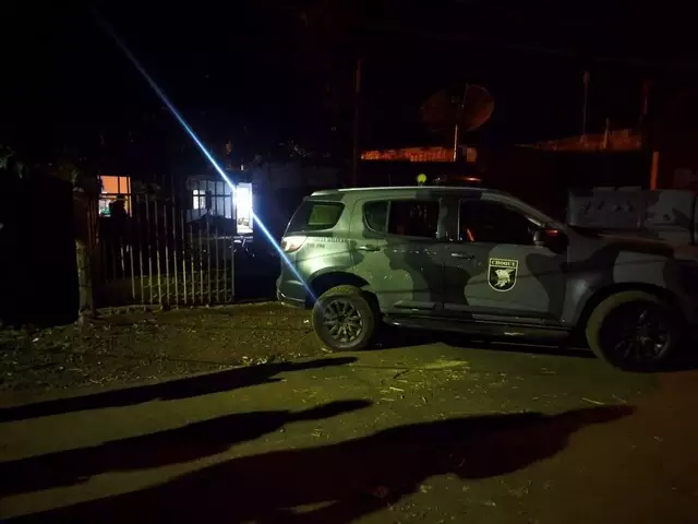 Viatura do Choque em frente à residência onde ocorreu o confronto, no município de Sidrolândia; Foto: Divulgação
