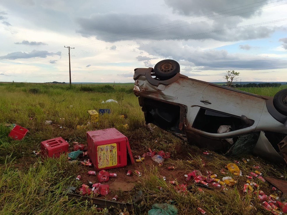 Carro sai da pista, capota na BR-163 e mata adolescente de 14 anos