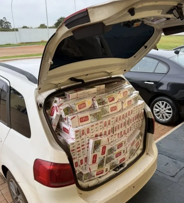 Veículo carregado com cigarros contrabandeados foi abandonado pelo motorista após perseguição da PRF em Dourados..(Foto: Divulgação)
