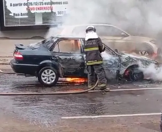 Carro explode e fica completamente destruído por incêndio no Centro de Campo Grande
