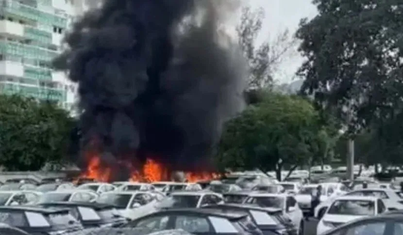 Dois helicópteros caem, explodem e matam seis no Rio de Janeiro