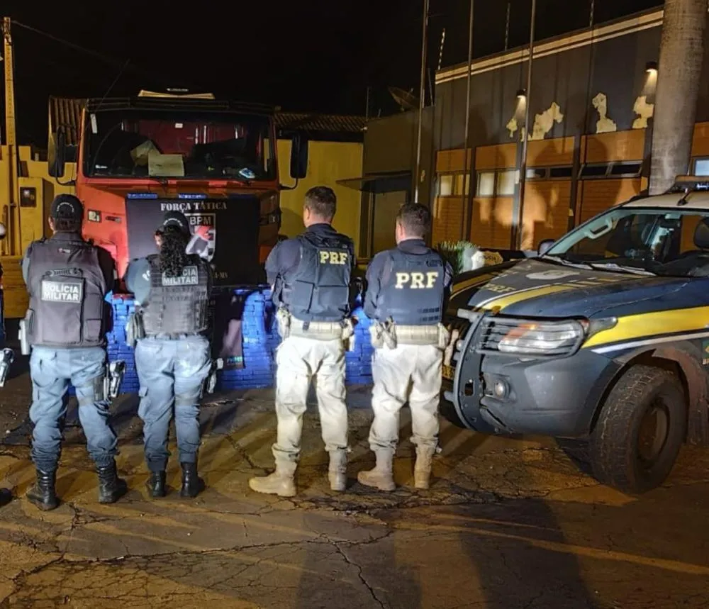 Motorista é preso com quase uma tonelada de maconha escondida em cabine de carreta 