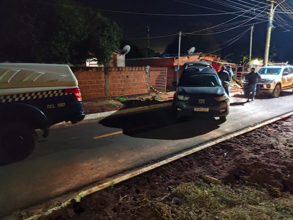 Viaturas da Polícia Militar, Perícia Técnica e carro da funerária em frente à residência; Foto: Wander Ferreira