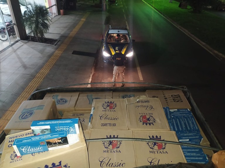 PRF apreende 200 mil maços de cigarros em Itaquiraí