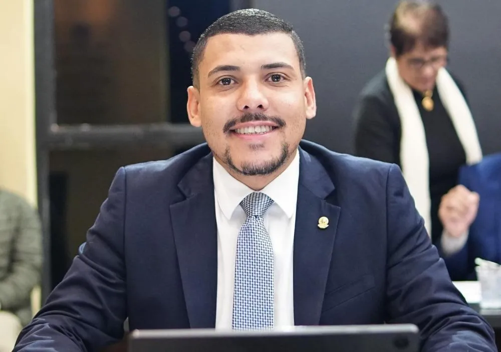 Leandro Bitencourt solicita calçada no CEINF Mário Ocaris Rosa e limpeza na Rua Jaraguá