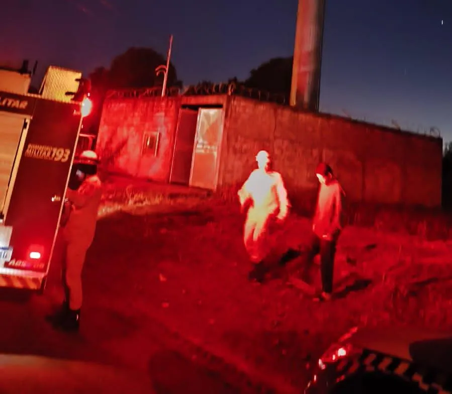 Ação conjunta da PM e Bombeiros evita tragédia e salva jovem em torre de telecomunicações em Ponta Porã
