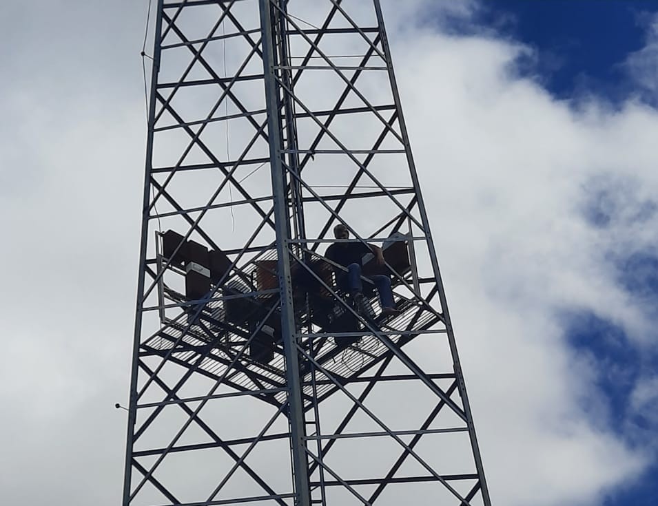 Homem sobe em torre exige contato com a CIA e presidente americano