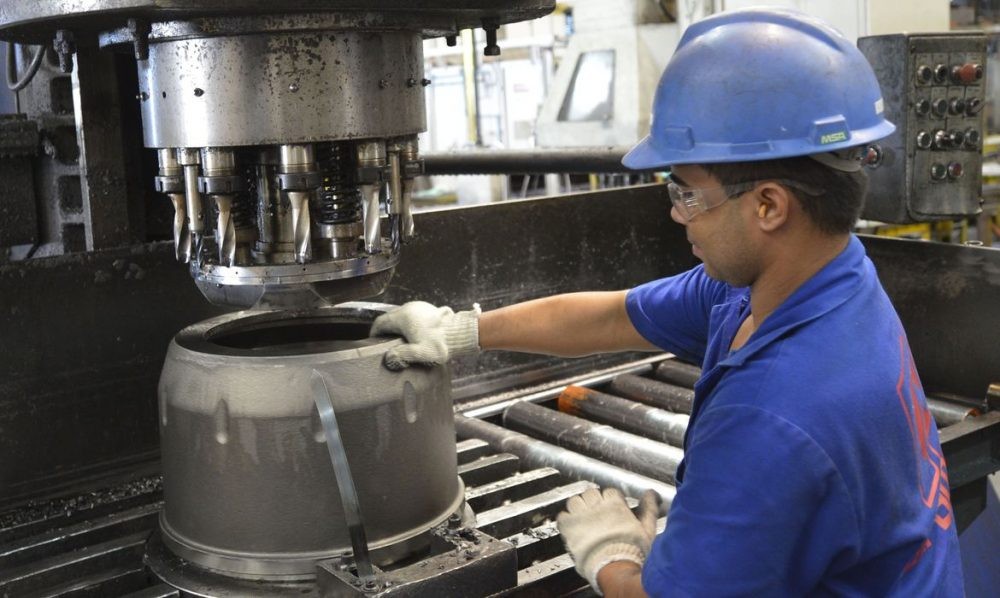 Indústria brasileira cresce 0,4% de dezembro para janeiro