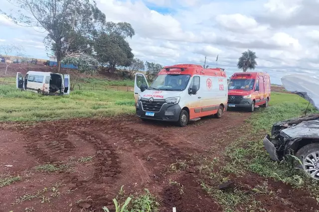 Para evitar colisão frontal, o motorista da van saiu da pista; Foto: Sidrolândia Notícias