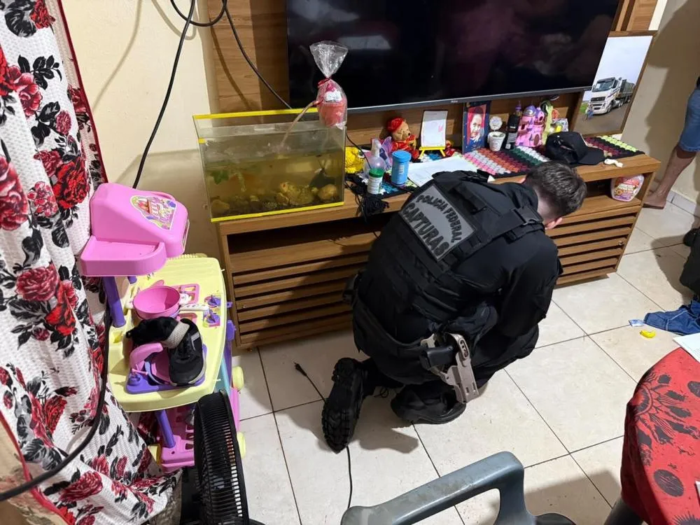 Operação da PF prende duas pessoas e apreende veículos, arma e dinheiro em Ponta Porã