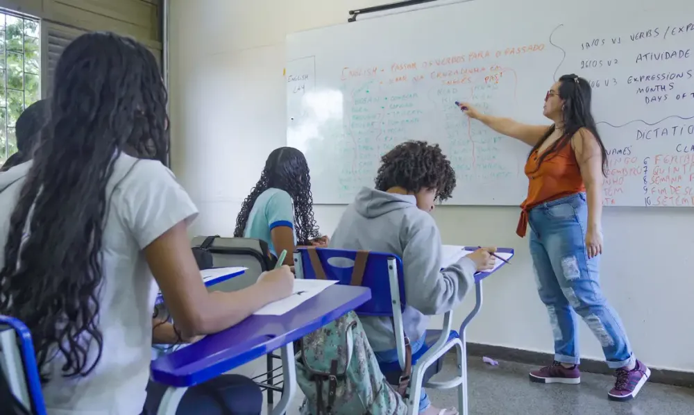 Flávio quer escolas militares e Lula propõe ampliar educação integral