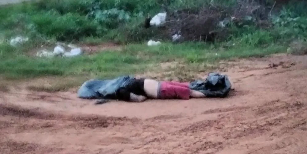 Corpo em esntrada vicinal com o rosto coberto e mãos amarradas; Foto: Divulgação